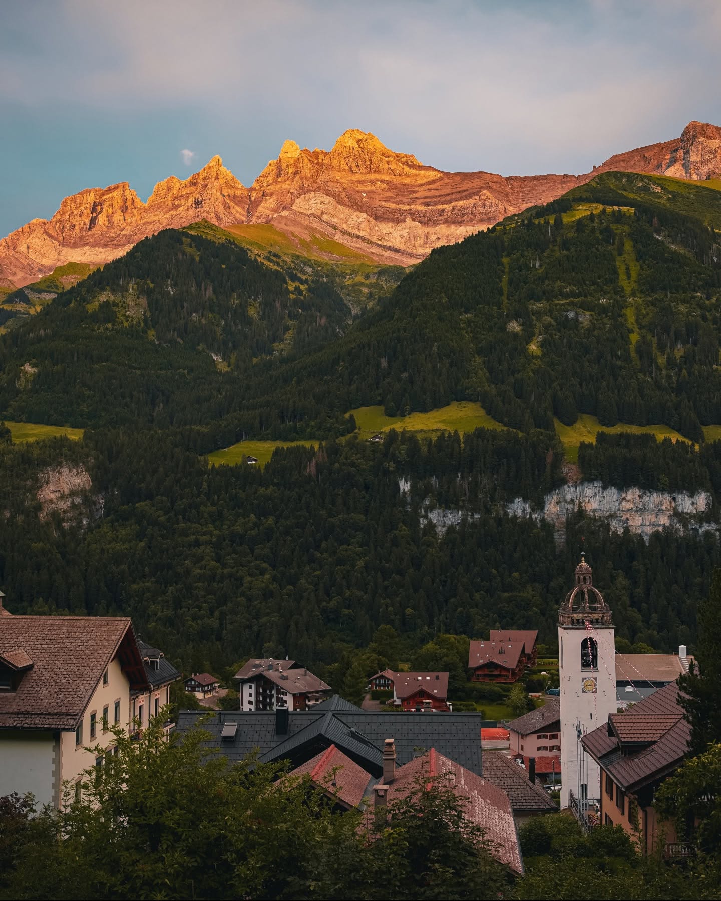 Les sommets au soleil couchant au-dessus de Champéry