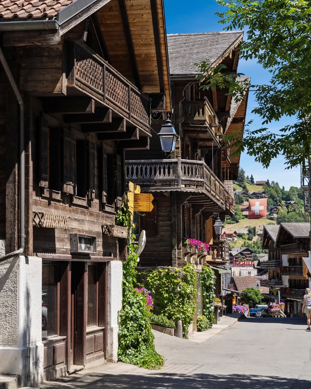 Les façades en bois dans une rue de Champéry